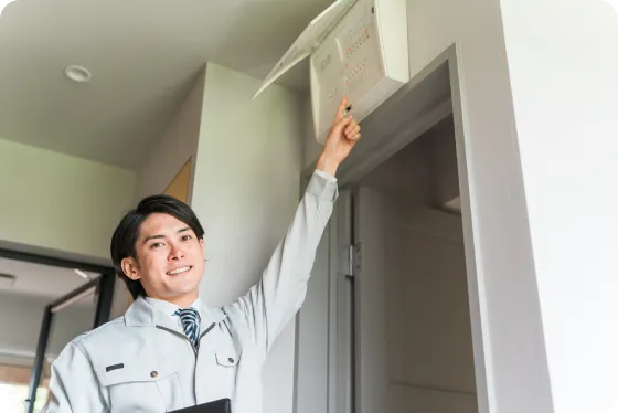 遮断器を確認しているイメージ写真