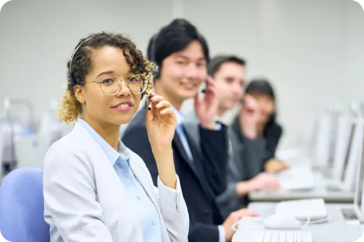 コンシェルジュが電話対応しているイメージ写真