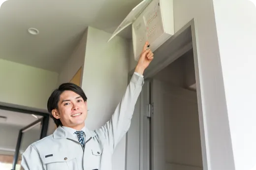 遮断器を確認しているイメージ写真