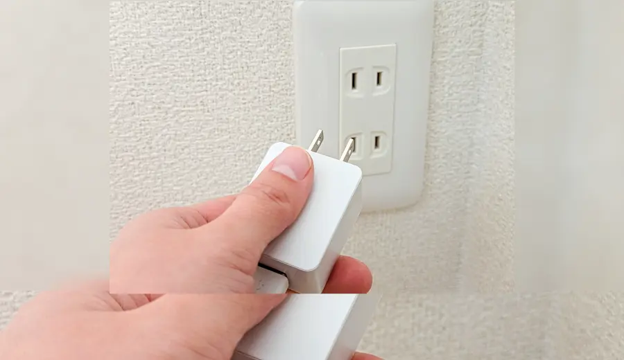 イメージ写真：コンセントにプラグを差し込んでいる