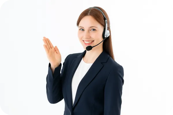 ヘッドセットを着け、片手をあげて案内している様子の女性