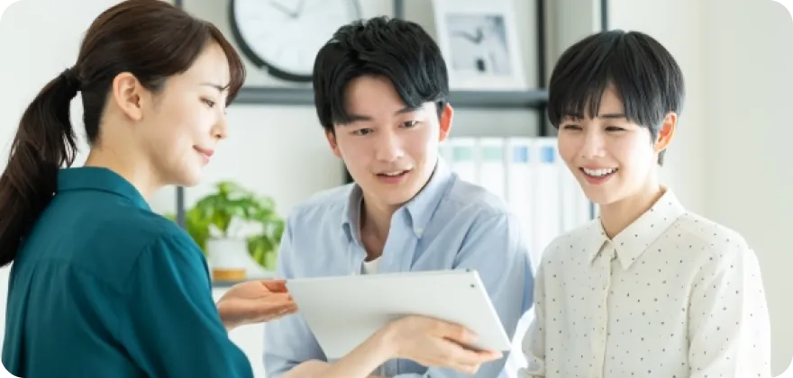 イメージ写真：アドバイザーがタブレットの画面を見せながら説明している様子